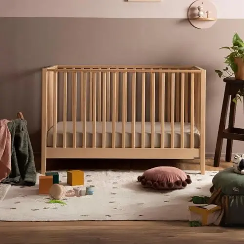 Dadada LaLa crib in natural beechwood, highlighting minimalist design and compact footprint